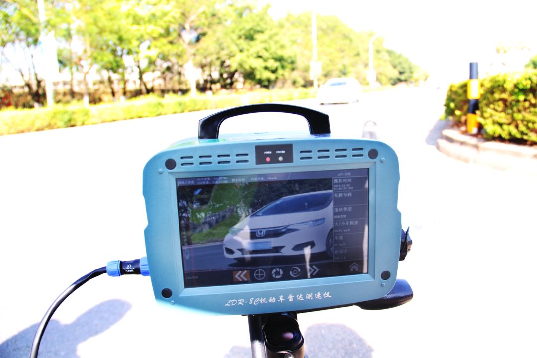 对超速车辆进行抓拍交警正使用4g高清移动测速仪