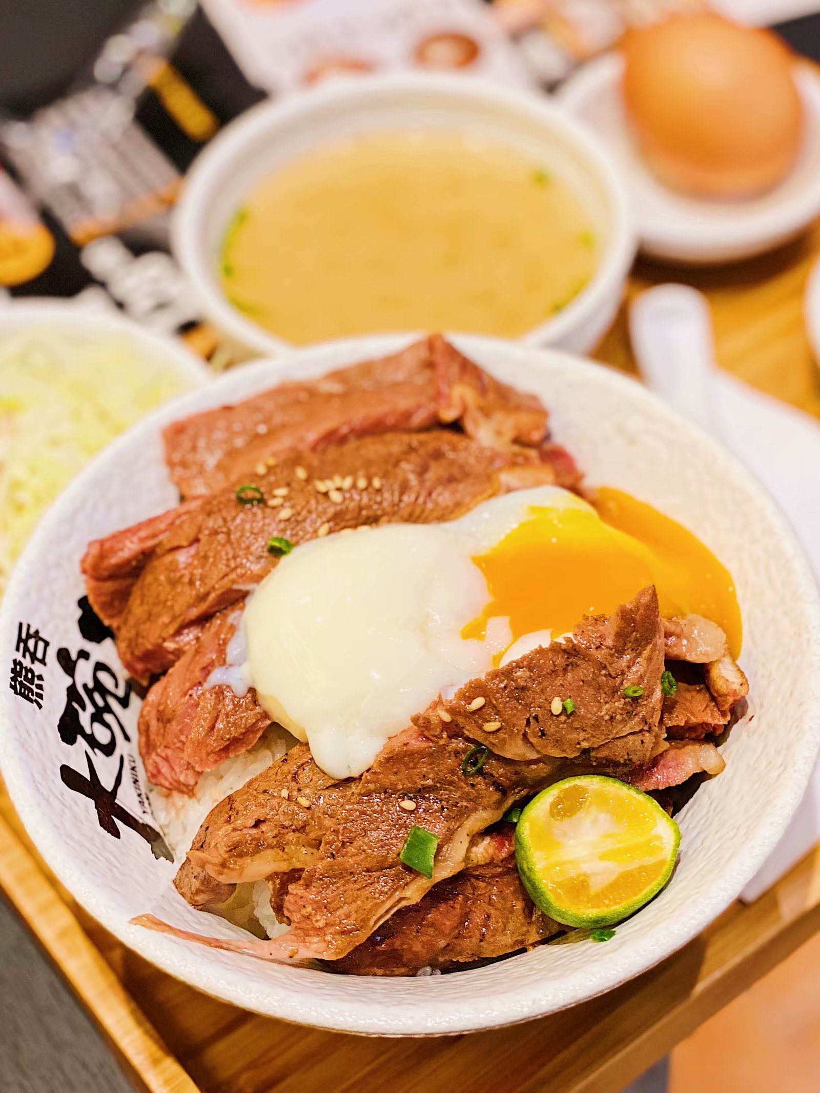肉肉堆成山的大碗丼来重庆了,这里才是一片肉食天堂