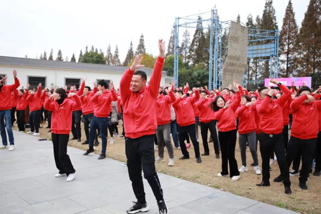 后,在教练的风趣幽默,大家的欢声笑语下,一起跳了一曲激情的刷卡舞,四