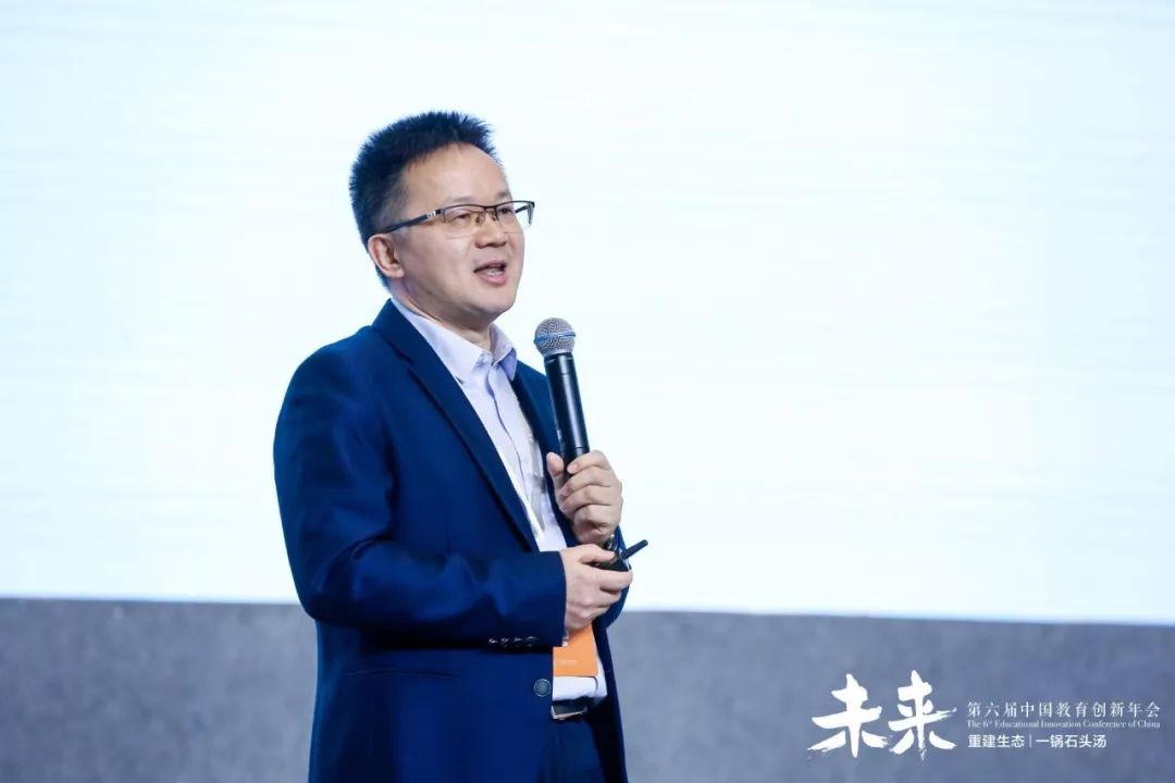 思想继续奔涌,能量充盈其中:这锅石头汤的香味愈浓