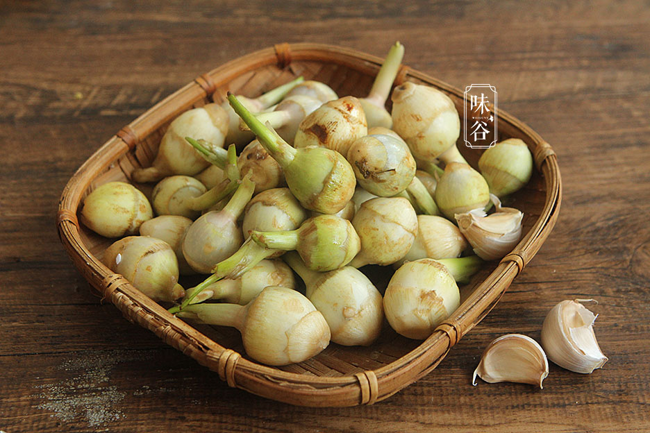 食材:茨菇 500克,大蒜 2瓣,蚝油 1汤匙,生抽 1汤匙,老抽 1/3汤匙,盐