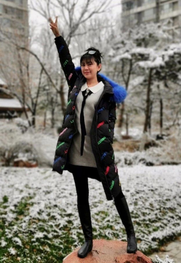 她是《爱情公寓》的白富美,8年后却瘦脱相,腿都成电棒