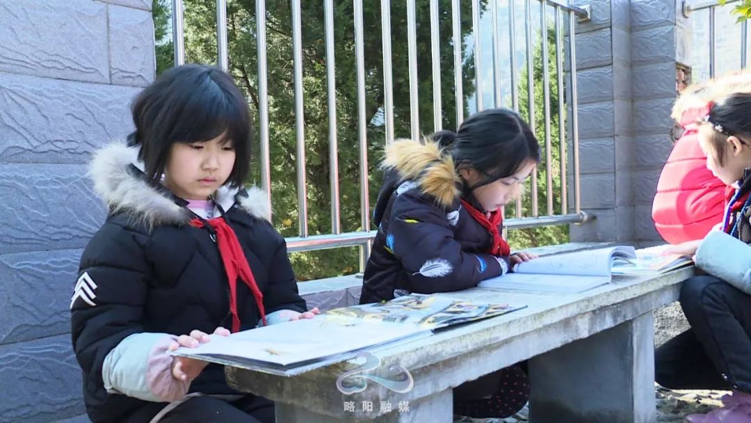 流动图书车开进略阳偏远山区!为山里娃送"精神食粮"