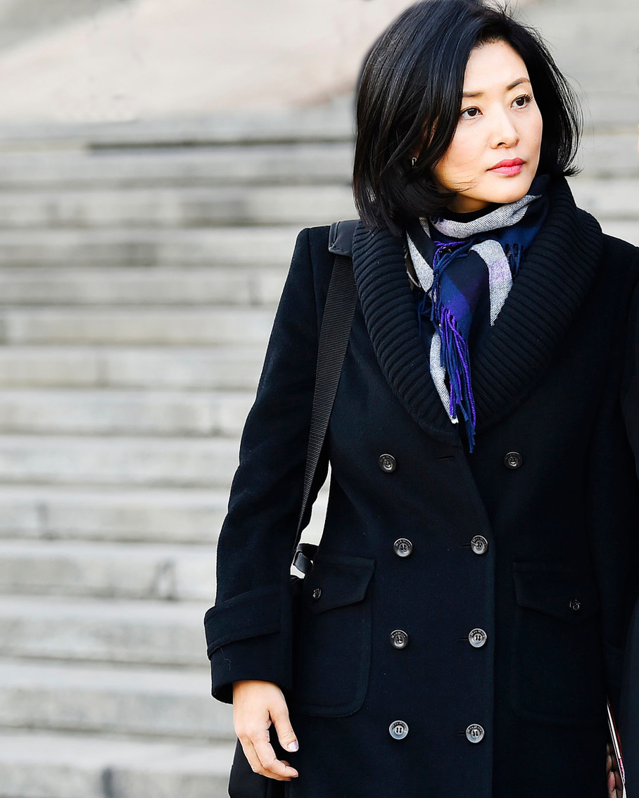 原创"央视名嘴"周涛走机场,黑色大衣散发一姐气质,魅力不输5年前