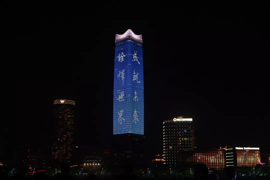 航拍最美灯光时刻为上外70周年校庆浪漫打卡