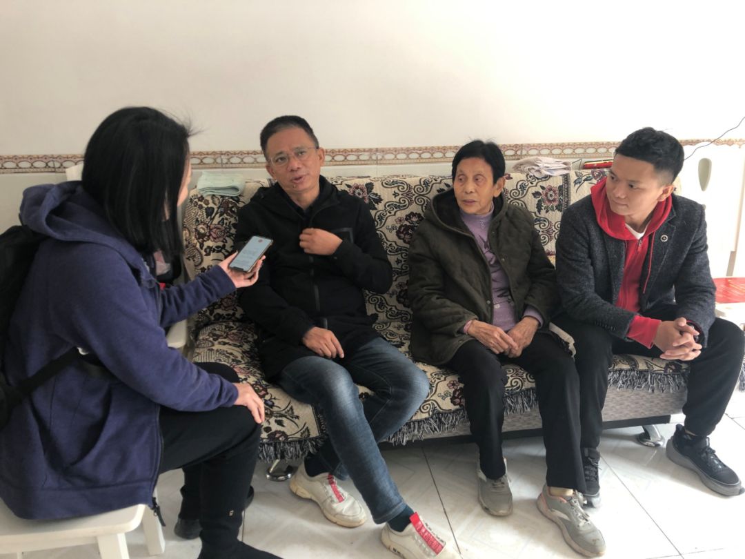 一家人其乐融融,外人从照片上丝毫看不出这个家庭曾一度陷入绝境