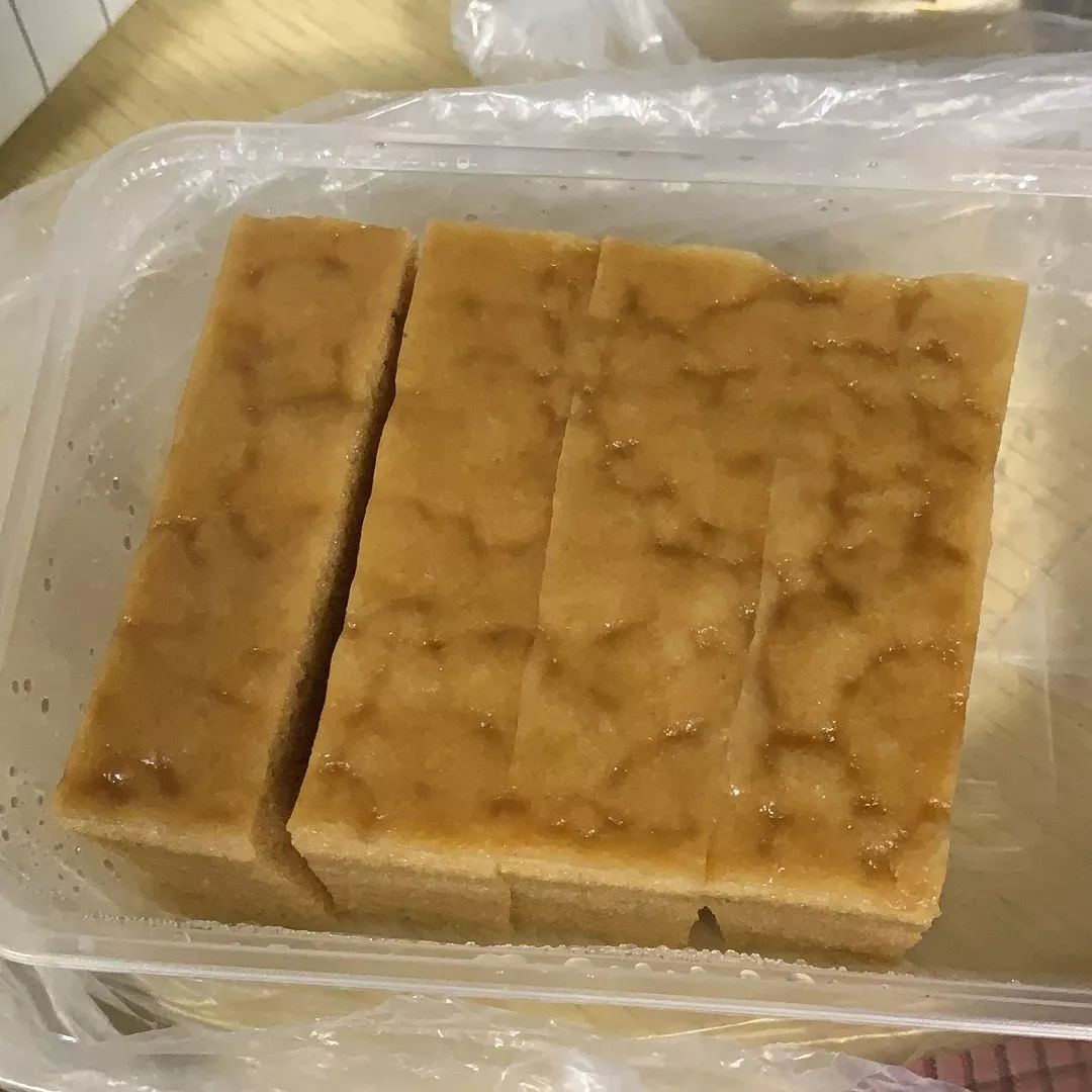 * 药粉糕的话,我个人觉得艾草香不够,被椰奶夹层味道盖过了,我看糯米