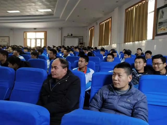 萊蕪一中在2019舉行第七屆科技節(jié)專家報(bào)告會(huì)(圖3) 萊蕪一中在2019舉行第七屆科技節(jié)專家報(bào)告會(huì)(圖3)