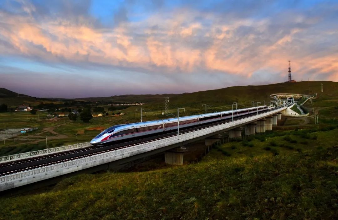 【围观】快看!京张高铁开始试运行了,动车小姐姐惊艳亮相