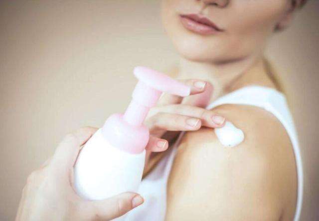 新生儿脖子可以用身体乳吗(新生儿脖子可以用身体乳吗图片)