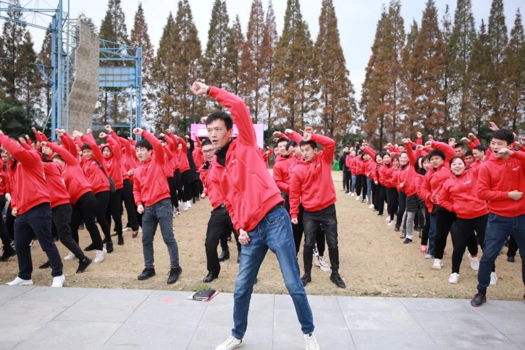 后,在教练的风趣幽默,大家的欢声笑语下,一起跳了一曲激情的刷卡舞,四