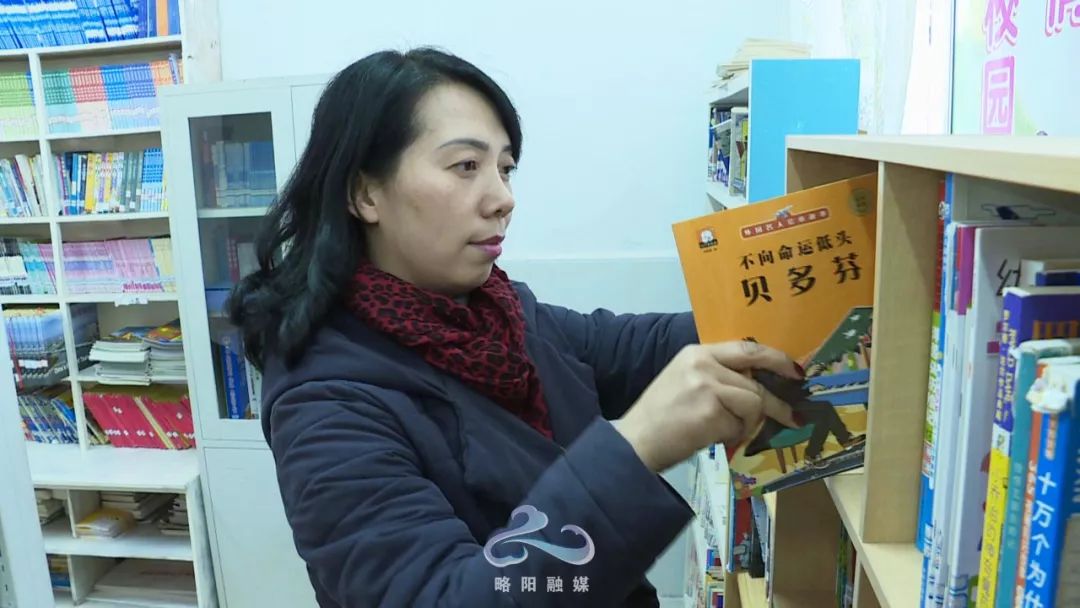 流动图书车开进略阳偏远山区为山里娃送精神食粮