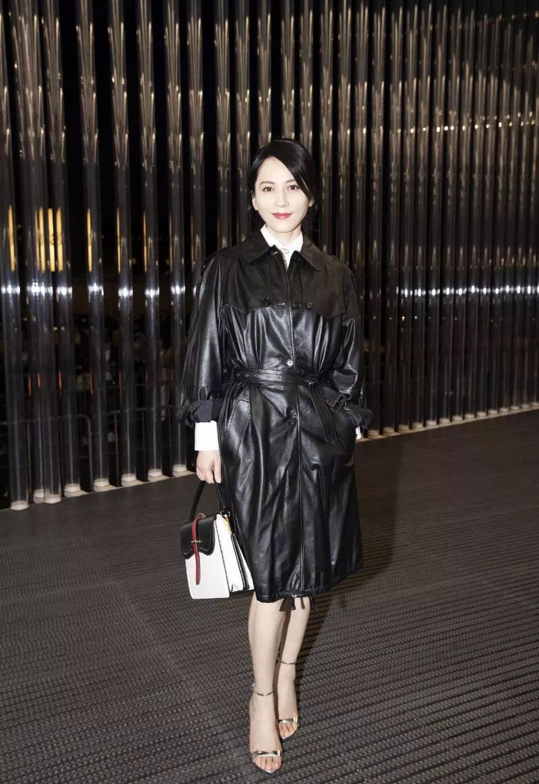 长款皮衣 骨子里的气质不会被华服掩盖,姨真的是太喜欢俞飞鸿这个女人