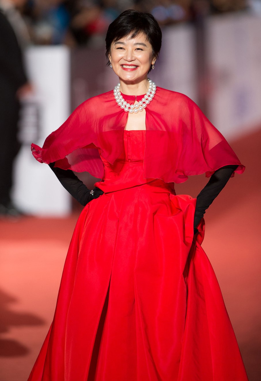 65岁的林青霞仍不服老,穿红色连衣裙优雅知性,虽老却气质感在线_礼服