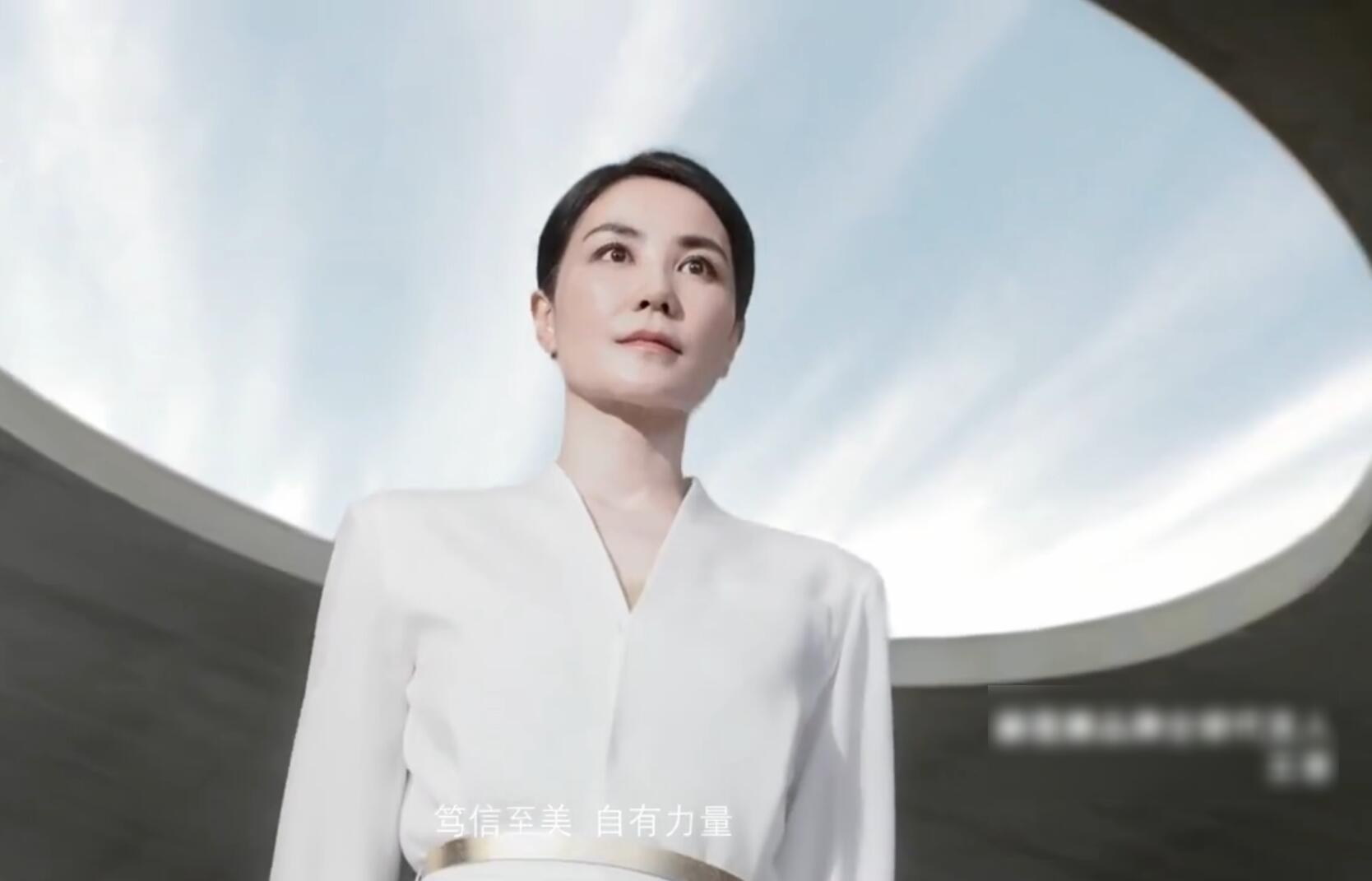 原创王菲最新大片来袭,短发精致上演侧颜杀,为天价代言费复出狂捞金