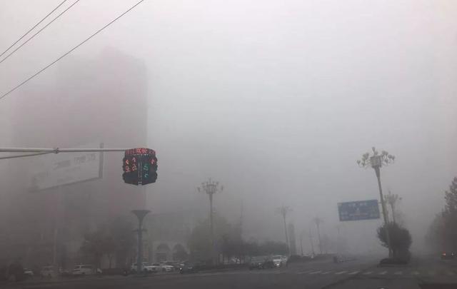 临颍今天早上雾真大交通信号灯都看不清了