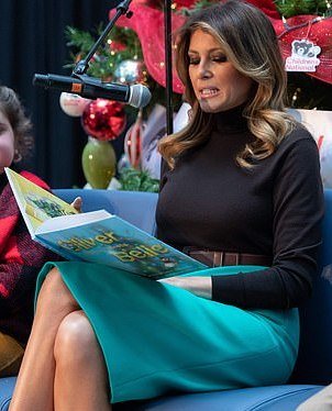 原创梅拉尼娅心太大!薄荷绿包臀裙勒出鼓鼓的肚子没发现?佩服这勇气