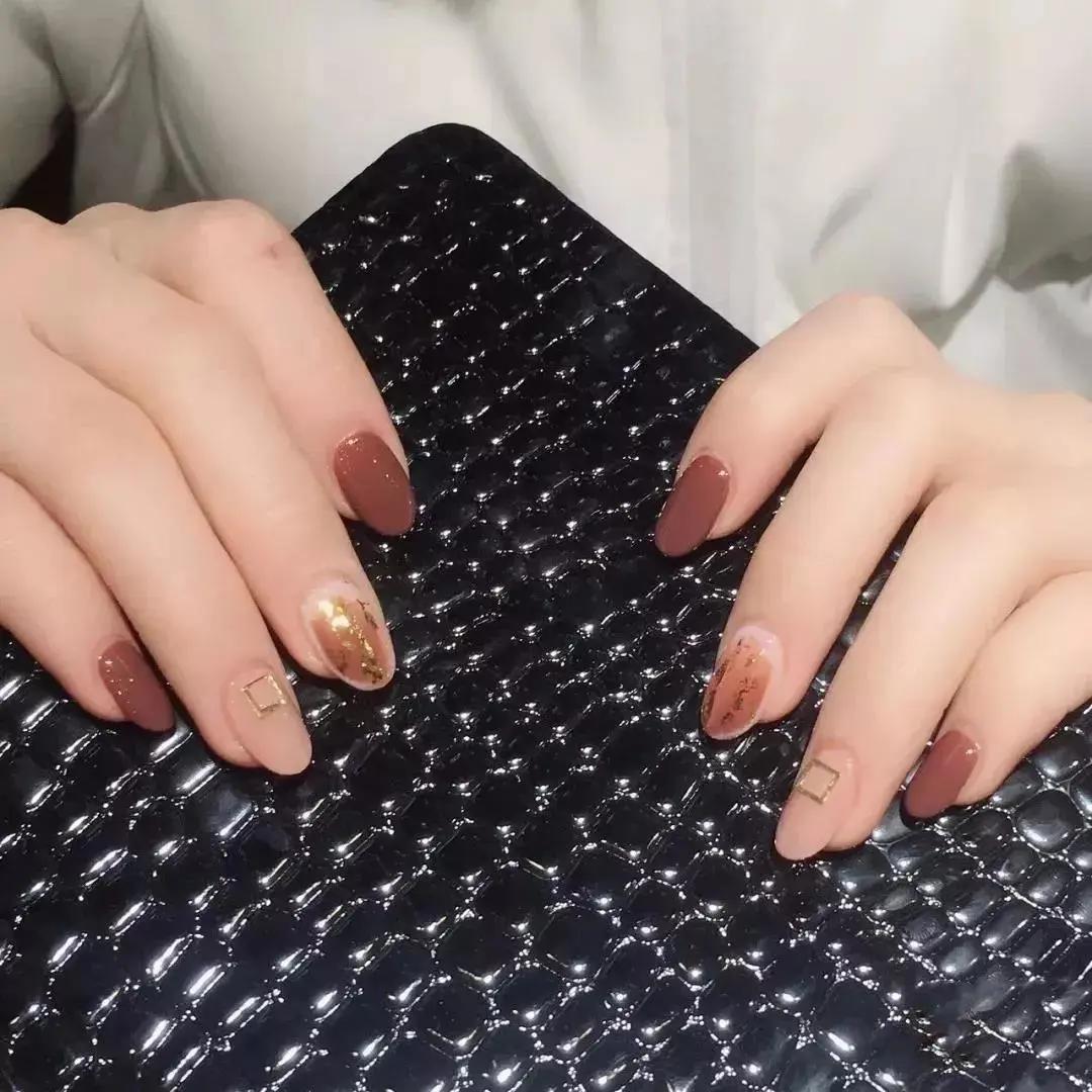 手部皮肤偏黄选什么颜色的美甲最显白