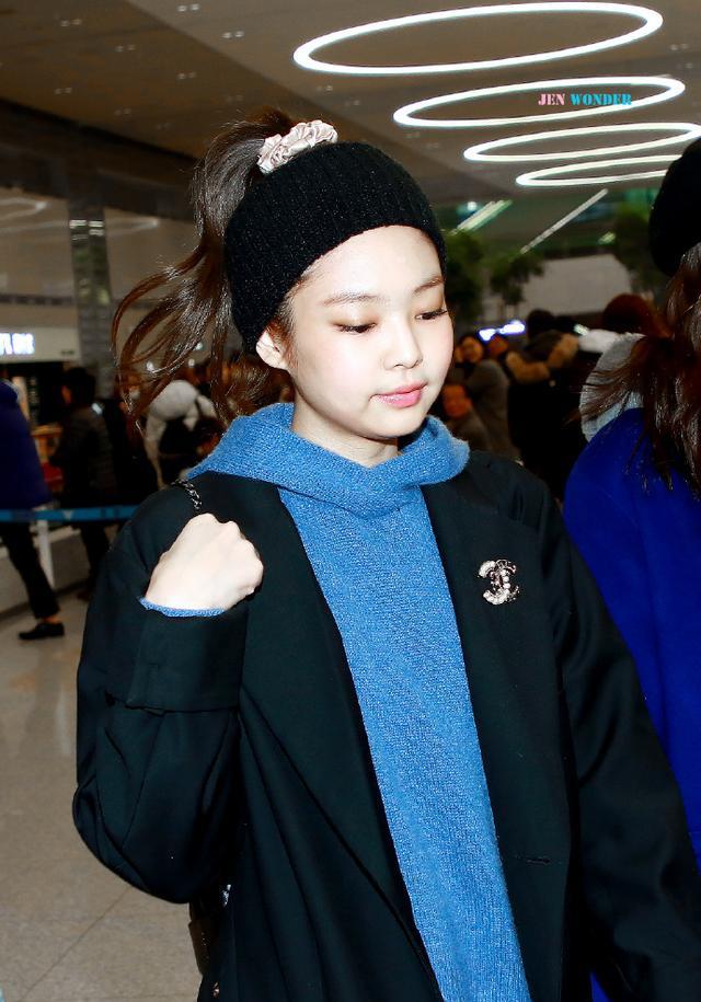 韩国女团造型,jennie扎马尾 发带减龄,圆脸姑娘别学她!