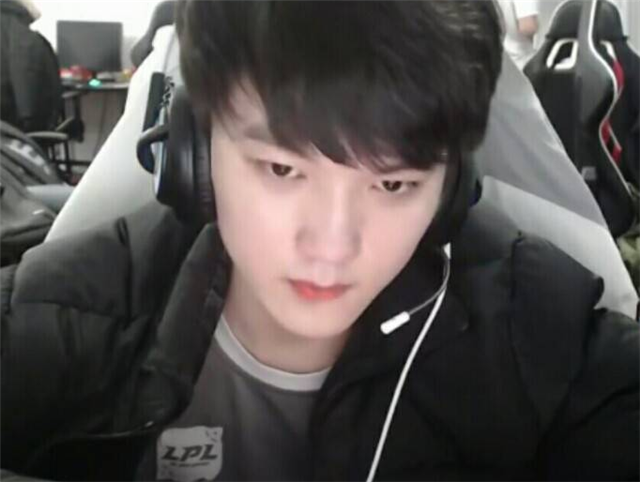 原创女网红晒jkl照片,说阿水在她家打游戏,原来是uzi女友楼上的闺蜜!