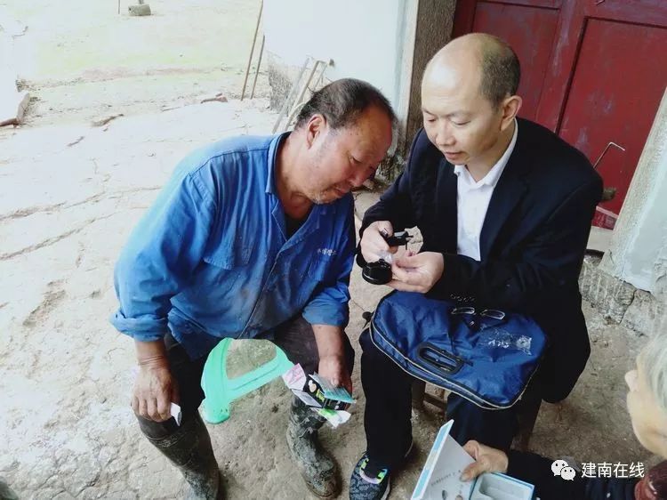 邓学志在帮扶对象朱贤隆家走访,宣传扶贫政策帮扶干部在慰问陈文芬,其