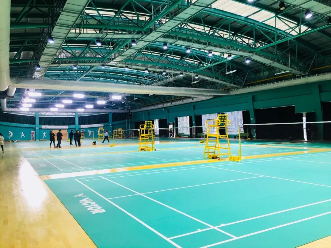 周末通用武汉市硬件设施最好的羽毛球馆39元抢金银湖市民文体活动中心
