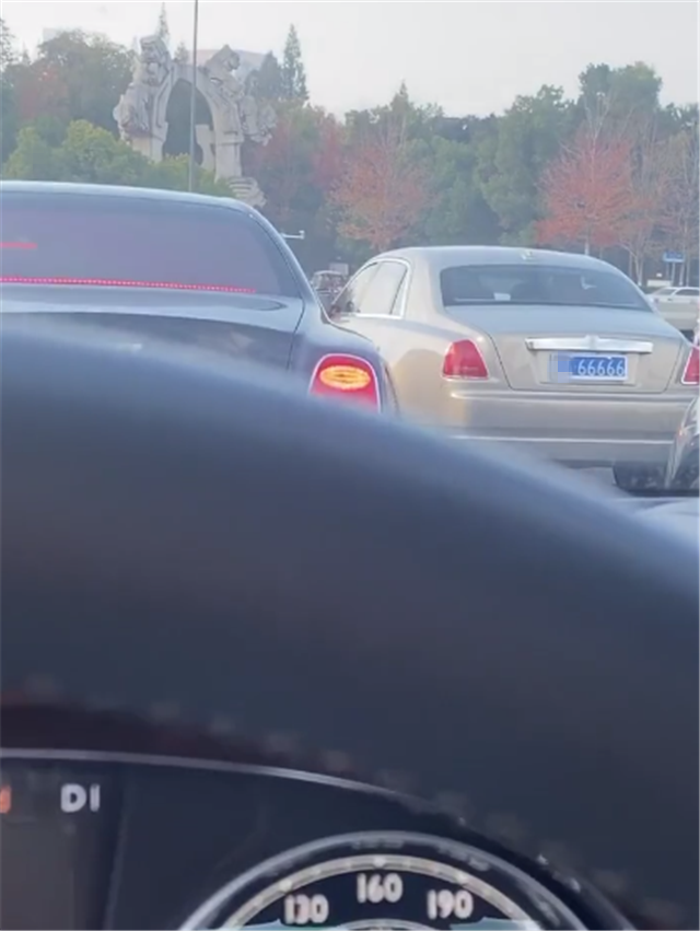 当年挂奔驰车上的皖a66666牌现挂劳斯莱斯上牌就值7位数