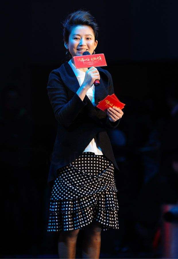 原创51岁王小丫留大波浪发型,穿长裙虽不干练,却多了几分女人味!