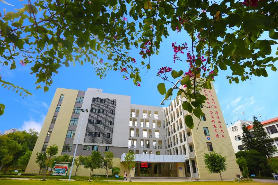 祝贺龙岩技师学院迎来40周岁生日