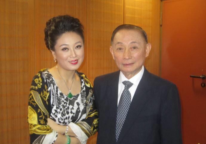 06年调入首都,她从6岁学习京剧,拜师京剧表演艺术家张派传人薛亚萍