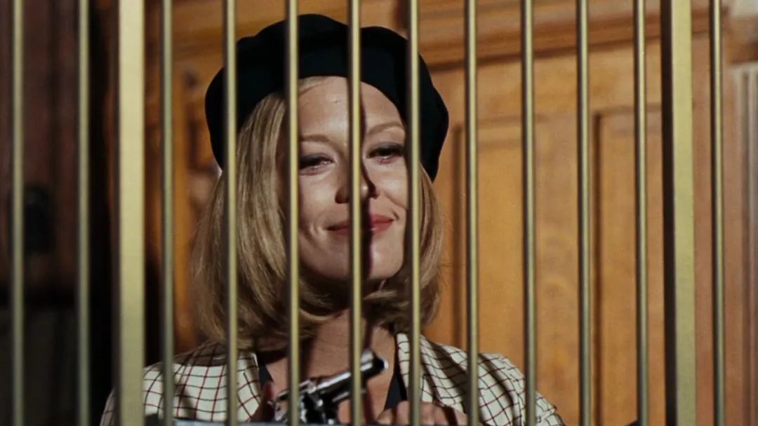 直到劳荣枝从旧货市场买来一台二手冰箱放在铁笼旁边,殷建华还没意识