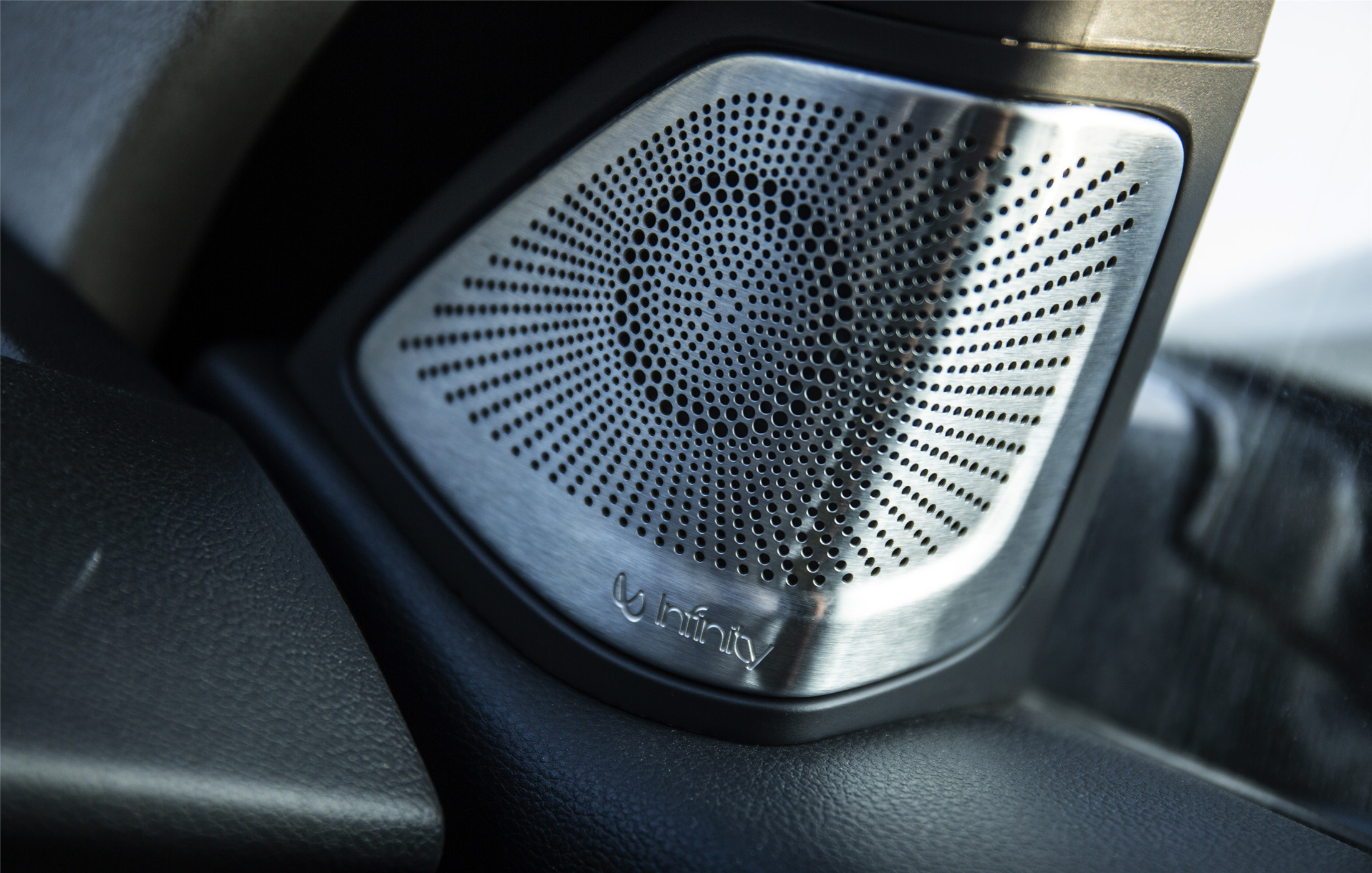 在结构上,infinity车载音频部门从一开始就参与到了vv6的设计之中