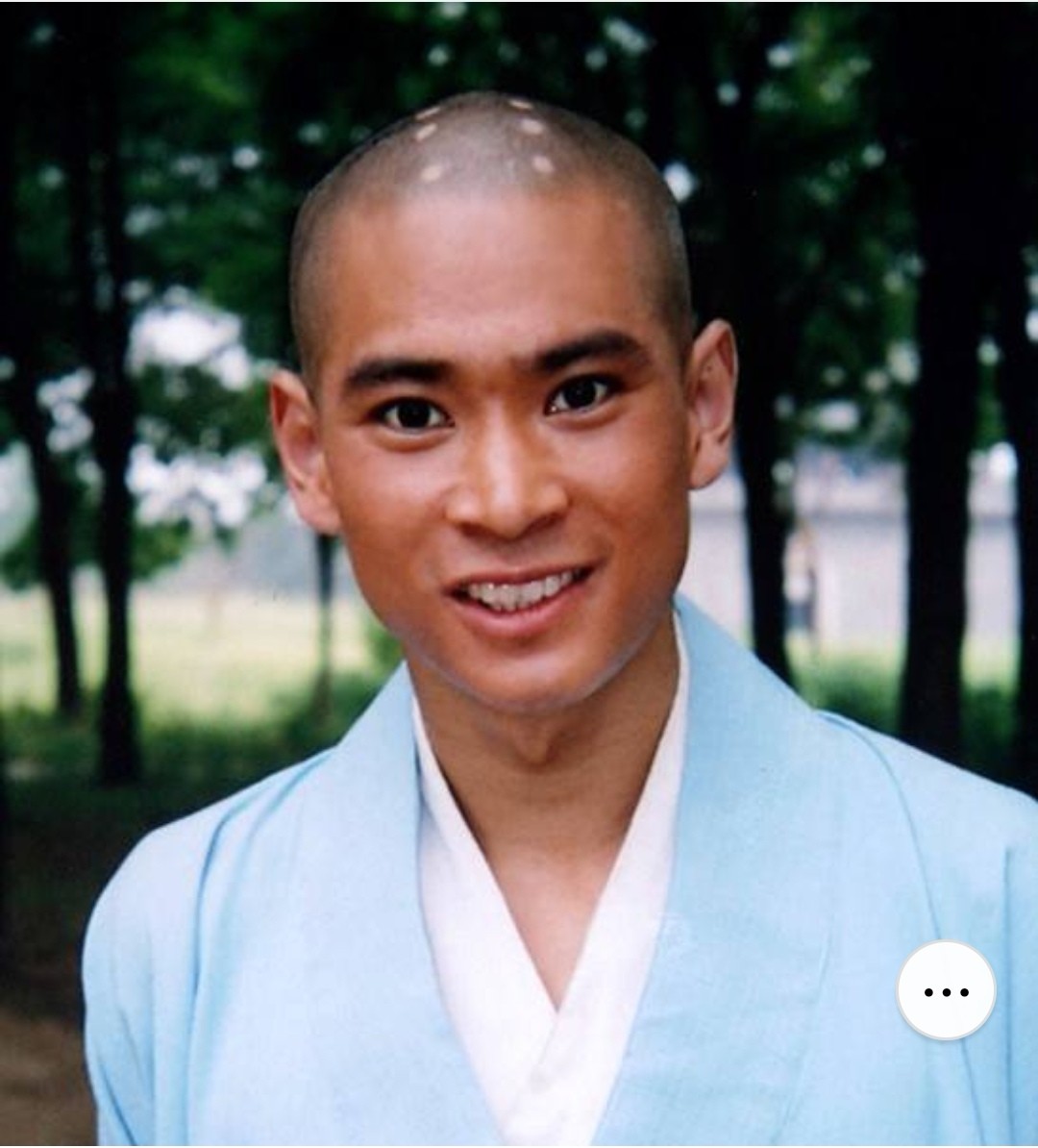 他以前在武校的时候被很多师兄弟调侃说他长得像黄皮小子,是李小龙的