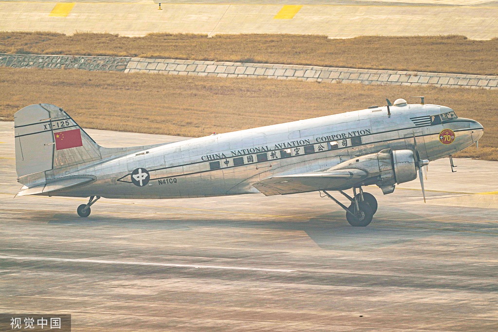 dc3顺利到达大兴机场02两航起义纪念飞行圆满完成