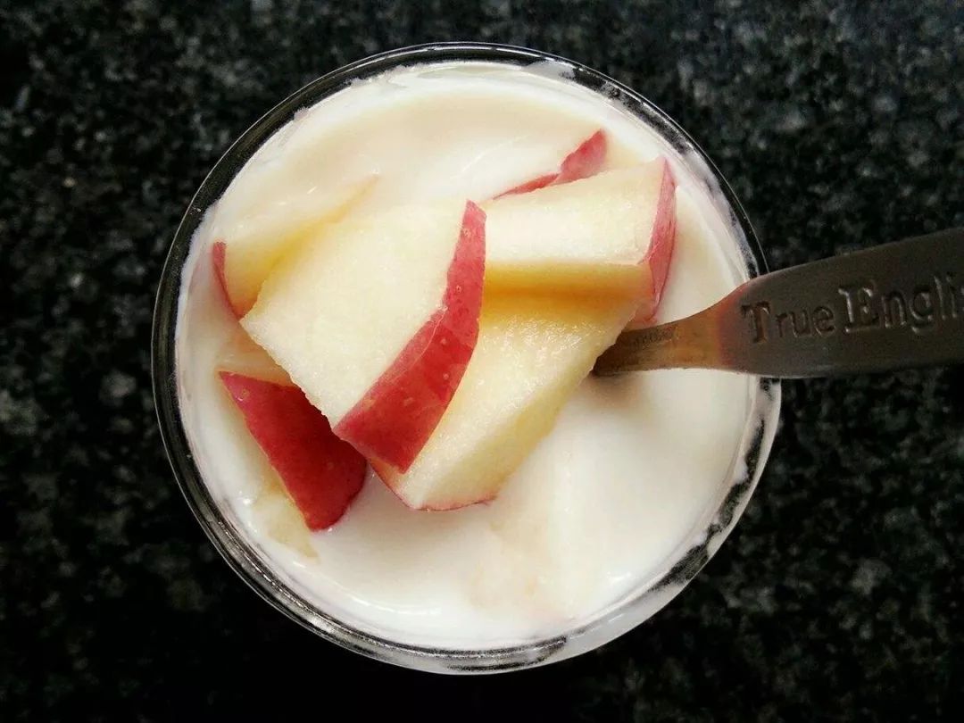 放进榨汁机中,然后再把榨好的苹果汁与酸奶拌在