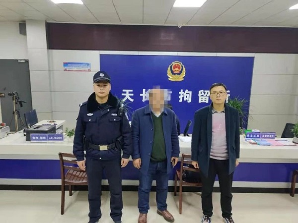 太丟人欠40多萬不還天長一老賴飯桌上被抓