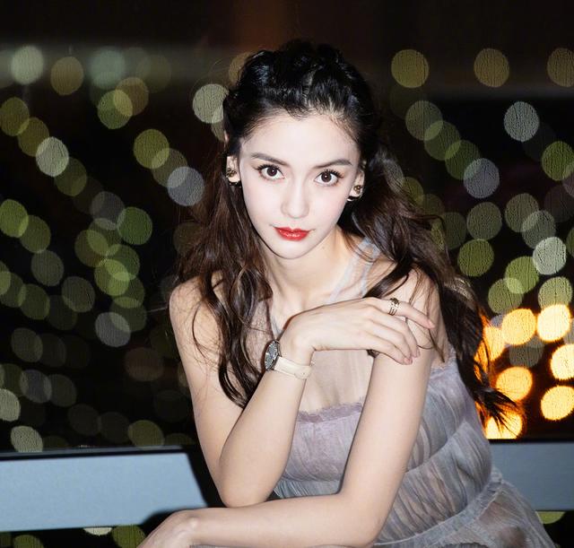 原创杨颖p图出席活动引争议,被调侃是抠图女王,工作室顽梗艺人背锅