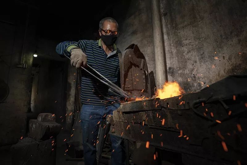 英德这个男人在烈火中坚守了22年终炼成铁打的人