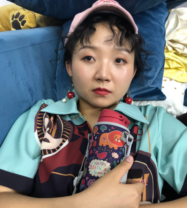 原创辣目洋子"童年照"被疯传,本以为会很丑,结果却意外撞脸杨紫!