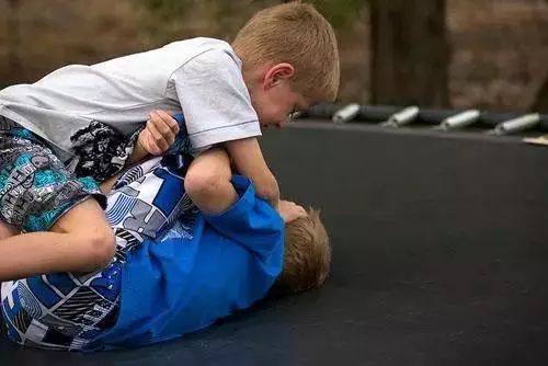 孩子打人怎么解决可不要着急道歉了