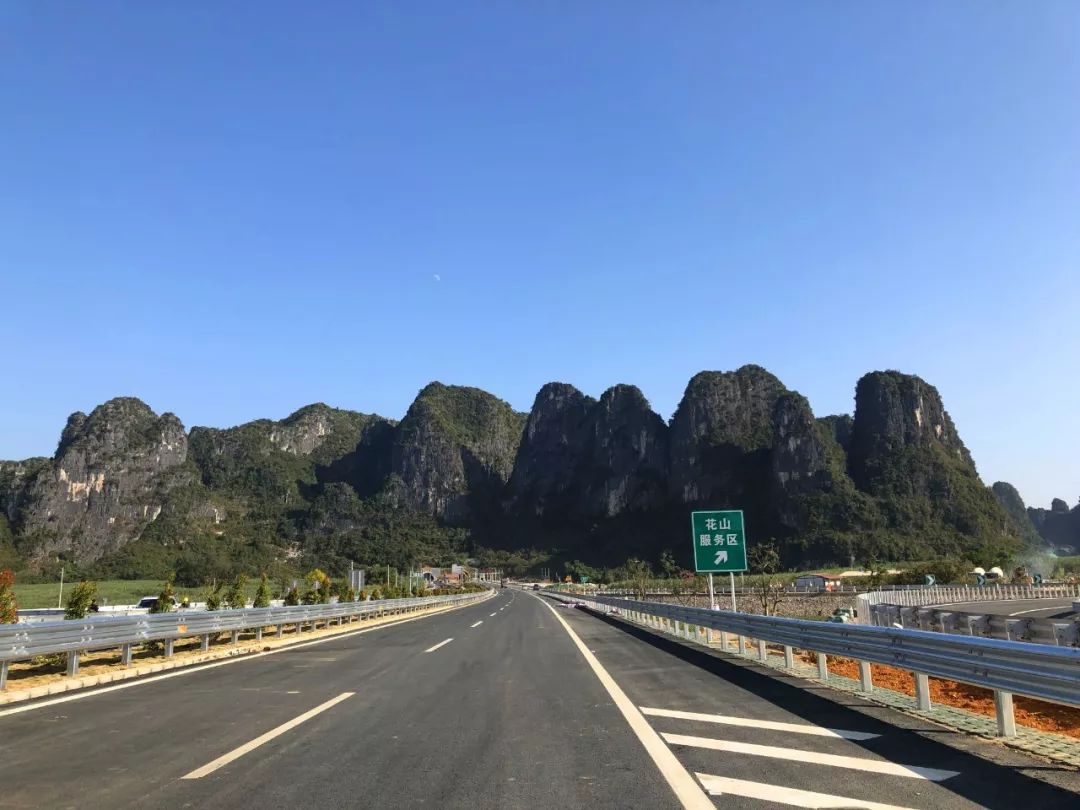 崇左至水口高速公路工程建设指挥部边坡工程师详细解说崇水高速上的两