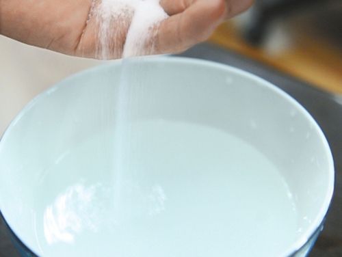 盐水可预防脚臭9,柠檬汁泡脚经常脚臭,可以在每天晚上睡觉之前洗澡的