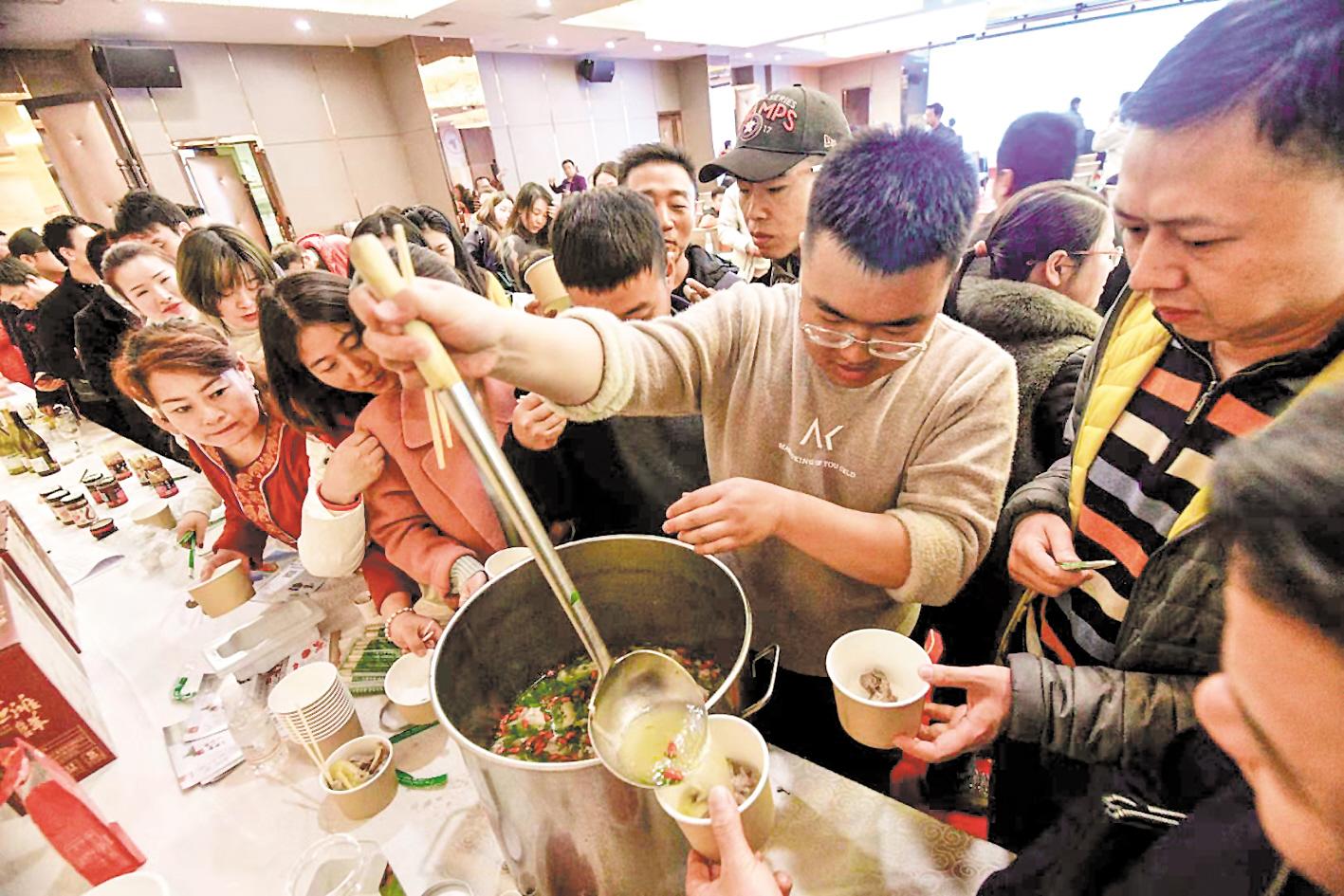 食博会试吃现场.(湖北日报全媒记者 彭一苇 通讯员 赵亮 摄)