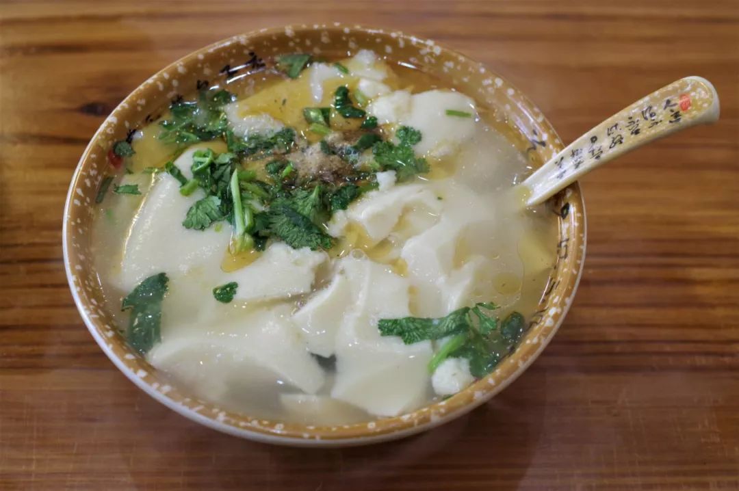 豆腐脑一大块鲜肉馅喷香流汁,趁热咬一口,满嘴爆汁火饺外壳酥脆,内里