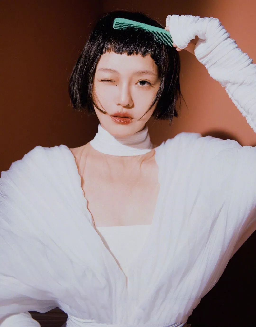 凭借眉上刘海封神的女明星,林允算不上第一人.