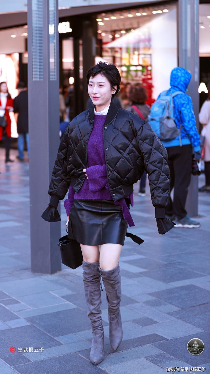 街拍:时髦的穿搭是一种美,冬日三里屯街头的美女时髦又养眼