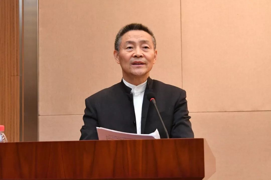 孙智勇宣读《公司总部"三定"工作实施意见》和《公司总部定员实施方案