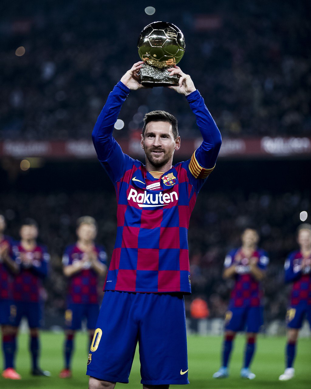 高清图:梅西诺坎普秀第6座金球 捧杯微笑眼神醉人