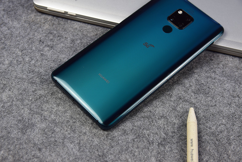 华为mate 20x 5g机身几乎与4g版本是保持一致,明显区别就是拥有着下一