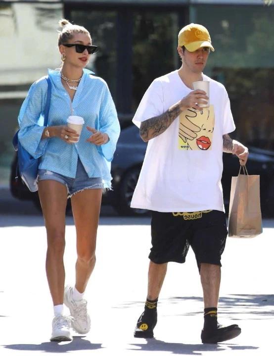 贾斯丁比伯官方身高178cm,和妻子一起逛街,却成小短腿?